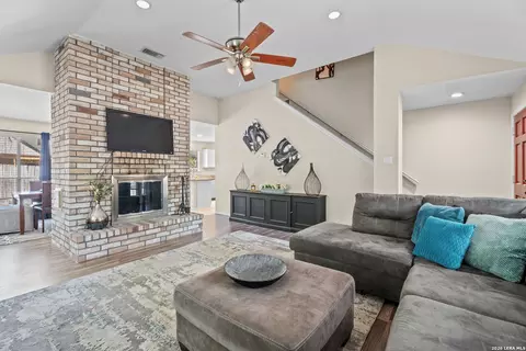 9219 Broxton Dr, San Antonio, TX 78240