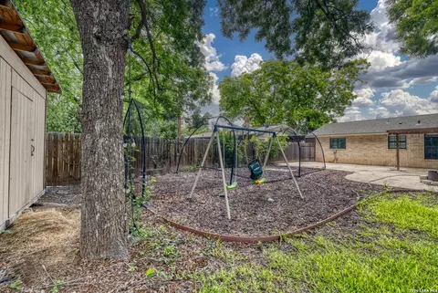 Exterior - 208 Pulliam St, Uvalde, TX 78801 photo 8 of 9