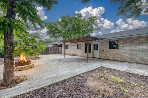 Exterior - 208 Pulliam St, Uvalde, TX 78801 photo 5 of 9