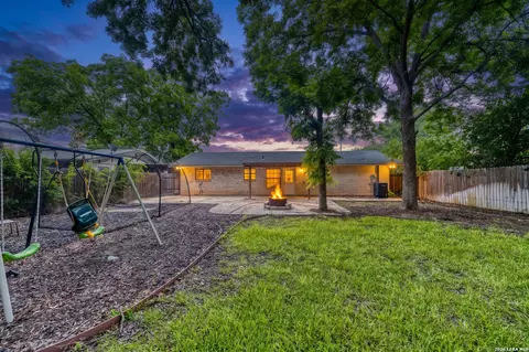Exterior - 208 Pulliam St, Uvalde, TX 78801 photo 7 of 9