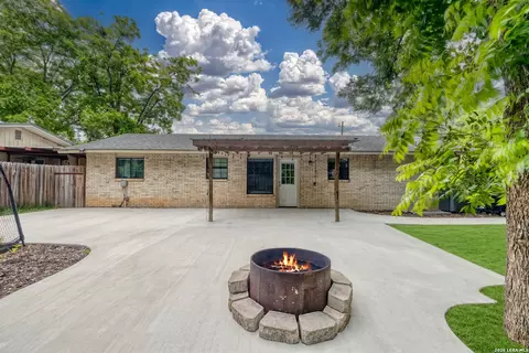 Exterior - 208 Pulliam St, Uvalde, TX 78801 photo 3 of 9