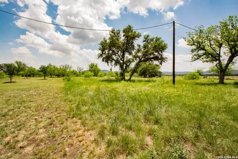 Exterior - 2657 W Sabinal Rd, Utopia, TX 78884 photo 8 of 14