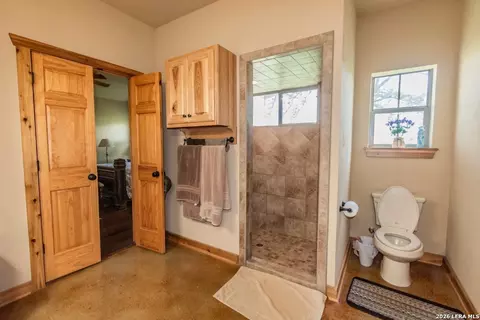 Bath - 2657 W Sabinal Rd, Utopia, TX 78884 photo 2 of 3