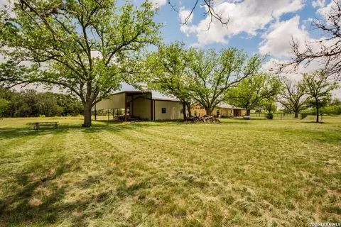 Exterior - 2657 W Sabinal Rd, Utopia, TX 78884 photo 6 of 14