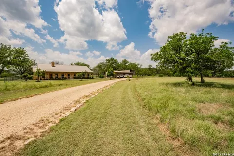 Exterior - 2657 W Sabinal Rd, Utopia, TX 78884 photo 12 of 14