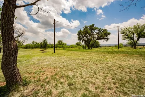 Exterior - 2657 W Sabinal Rd, Utopia, TX 78884 photo 7 of 14