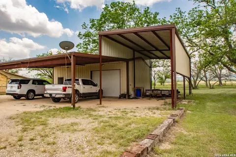 Exterior - 2657 W Sabinal Rd, Utopia, TX 78884 photo 3 of 14