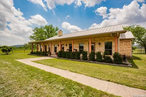 2657 W Sabinal Rd, Utopia, TX 78884