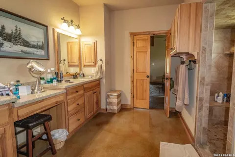 Bath - 2657 W Sabinal Rd, Utopia, TX 78884 photo 1 of 3