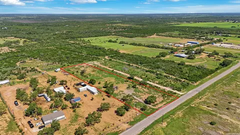 7051 County Road 2400, Moore, TX 78057