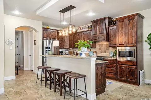 137 Fairway Dr, Floresville, TX 78114