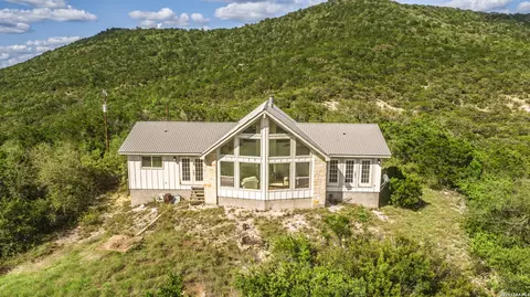 992 Bunk Rd, Utopia, TX 78884