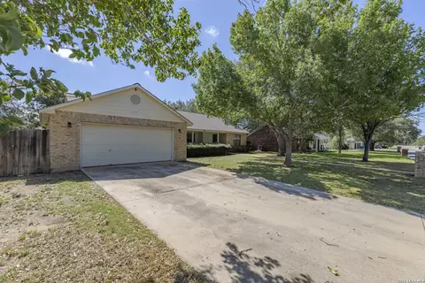 126 Woodland Dr, Pleasanton, TX 78064