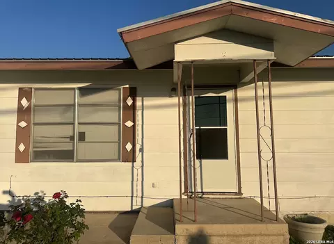 608 E Westmeyer St, Poth, TX 78147