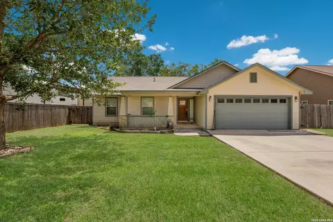 1023 3rd St, Floresville, TX 78114
