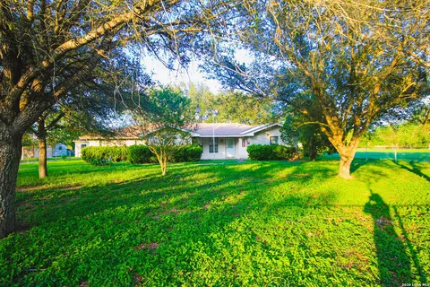 2547 Mari Gail Rd, Beeville, TX 78102