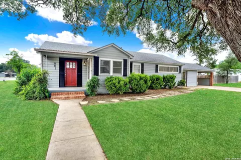 801 26th St, Hondo, TX 78861