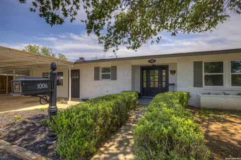 1006 Pecan, Floresville, TX 78114
