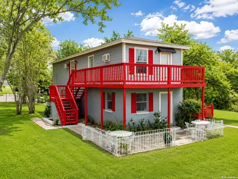 826 Lakeshore Dr S, Bandera, TX 78003