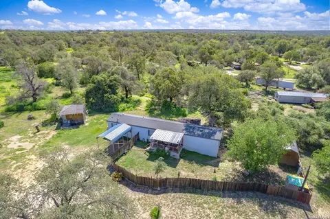 953 Forest Oaks Dr, Somerset, TX 78069