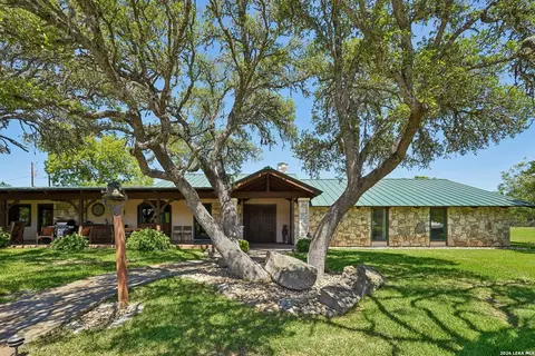 722 W Lacey Oaks Pkwy, Kerrville, TX 78028