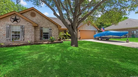 909 Queens Dr, New Braunfels, TX 78130
