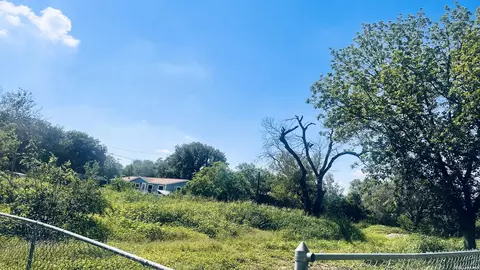 7827 Von Ormy Rd, Von Ormy, TX 78073
