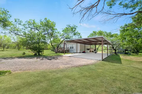 160 County Road 2664, Devine, TX 78016 photo 5