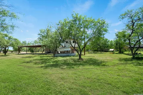 160 County Road 2664, Devine, TX 78016 photo 18