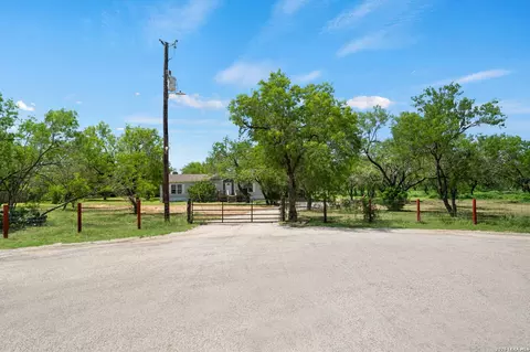 160 County Road 2664, Devine, TX 78016 photo 2