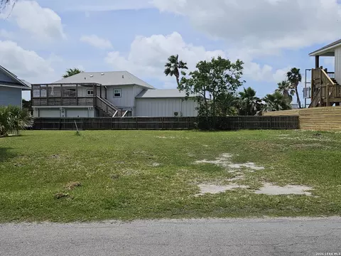 18 Riviera Dr, Rockport, TX 78382