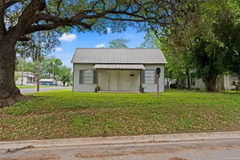 1421 Park St, Kerrville, TX 78028