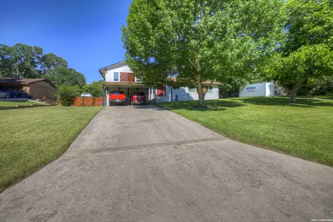 96 W Hampton Dr, Seguin, TX 78155