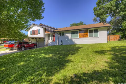96 W Hampton Dr, Seguin, TX 78155