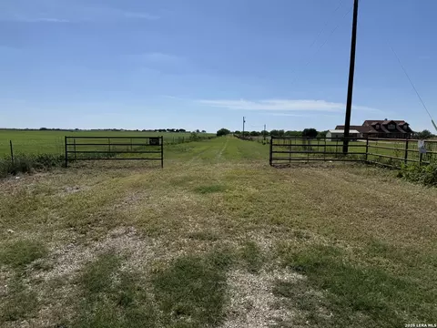 16293 Fm 472, Bigfoot, TX 78005