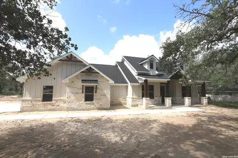 1118 Humming Bird Ln, Adkins, TX 78101