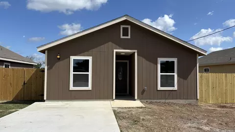 804 E 6th St, Nixon, TX 78140