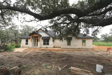 1114 Hummingbird Ln, Adkins, TX 78101