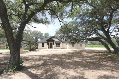 1114 Hummingbird Ln, Adkins, TX 78101