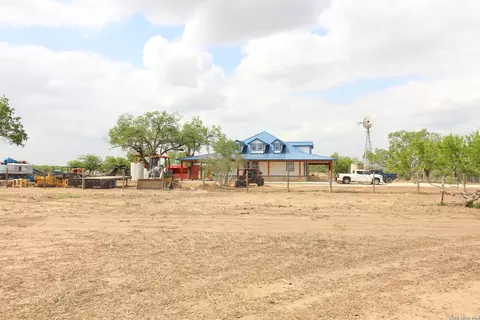 101 County Road 135, Floresville, TX 78114
