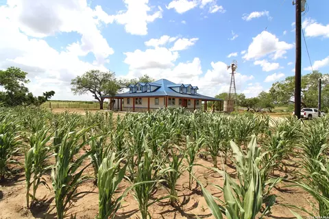 101 County Road 135, Floresville, TX 78114