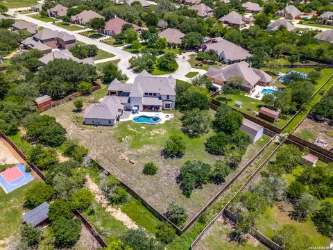 192 Sunrise Hl, Castroville, TX 78009