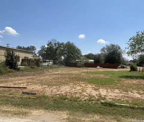 00 Renfro, Devine, TX 78016 photo 2