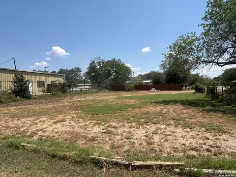 00 Renfro, Devine, TX 78016 photo 3