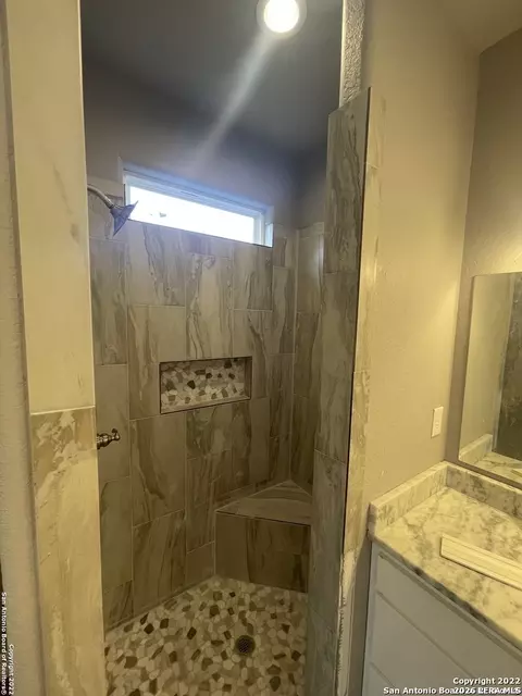 Bath - 107 Sutton Pl, Uvalde, TX 78801 photo 3 of 3