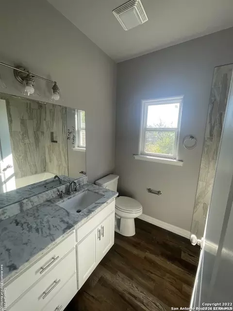 Bath - 107 Sutton Pl, Uvalde, TX 78801 photo 2 of 3