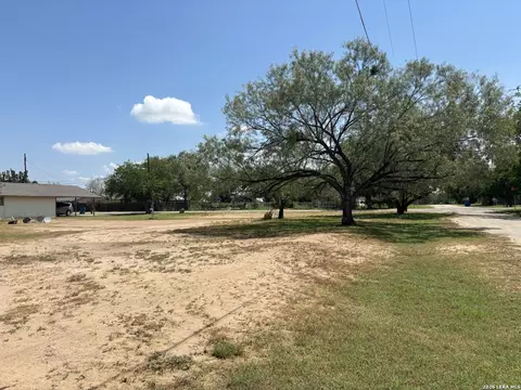 00 Curtis, Devine, TX 78016 photo 4