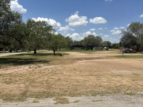 00 Curtis, Devine, TX 78016 photo 2
