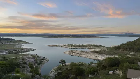 986 Paradise Dr, Canyon Lake, TX 78133