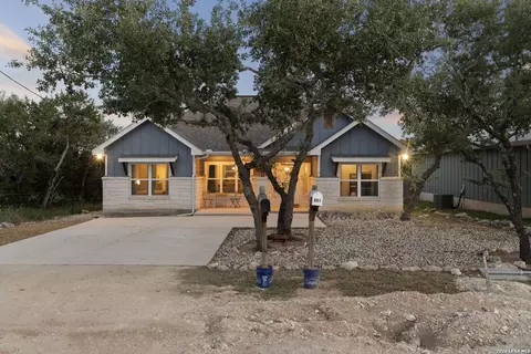 986 Paradise Dr, Canyon Lake, TX 78133